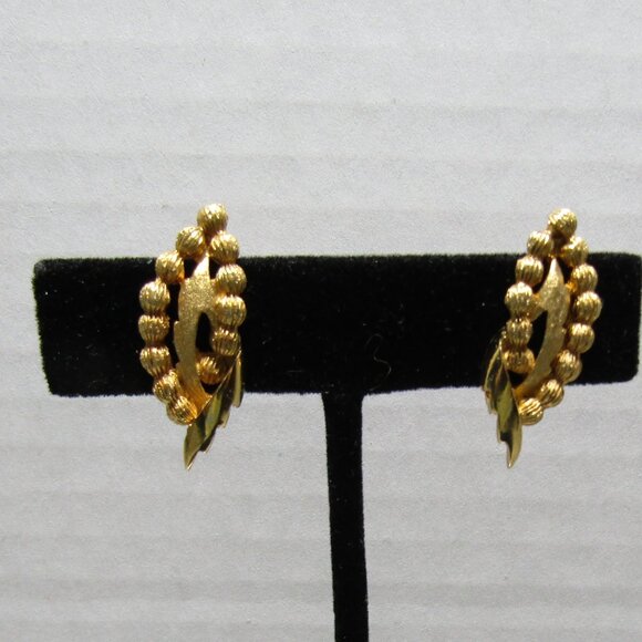 Vintage Signed Corocraft Gold-tone Textured Leaf Clip on Earrings 1" - Picture 1 of 3